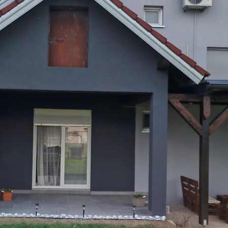 Apartmani Tea I Toni Gradiste المظهر الخارجي الصورة